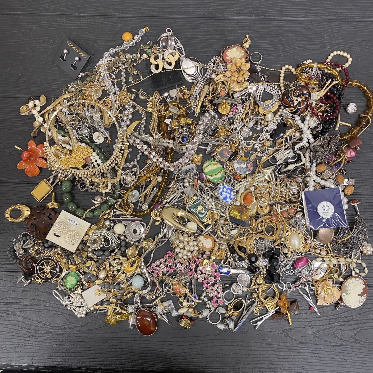 【S2/4KM11】 イミテーション アクセサリー まとめ ネックレス ブローチ イヤリング タイピン など 総重量約2.8Kg