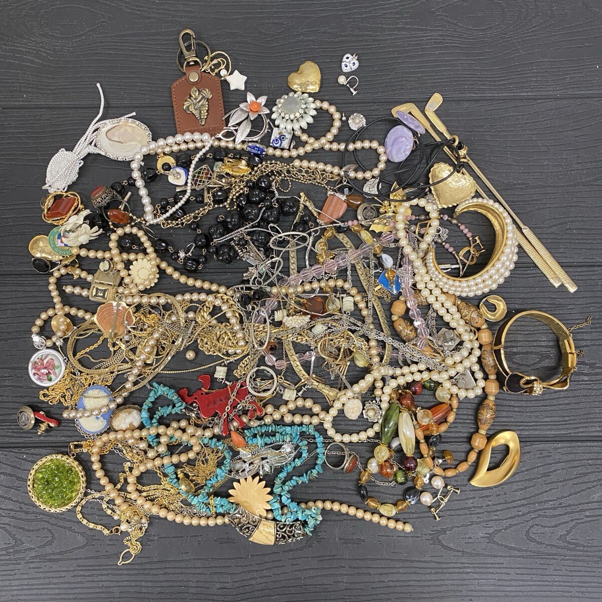 【S2/4R1】 イミテーション アクセサリー まとめ ネックレス ブローチ 指輪 など 総重量約1.3Kg