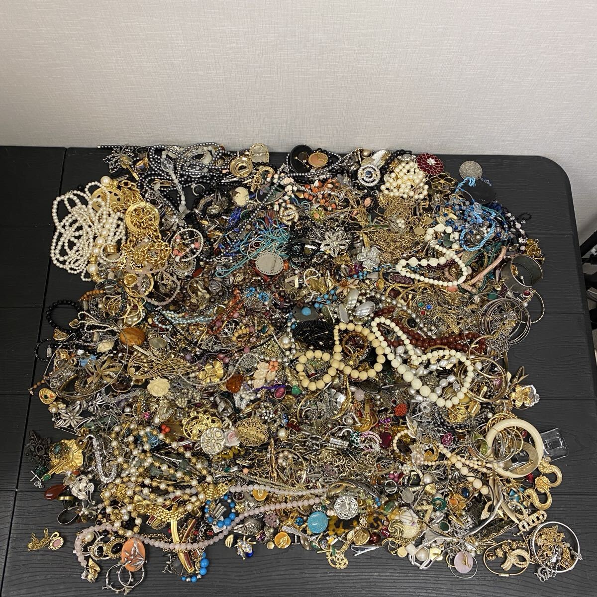 【S3/1A-1】 大量 アクセサリー イミテーション まとめ 総重量約13.2kg ネックレス イヤリング ブローチ カフス タイピン など