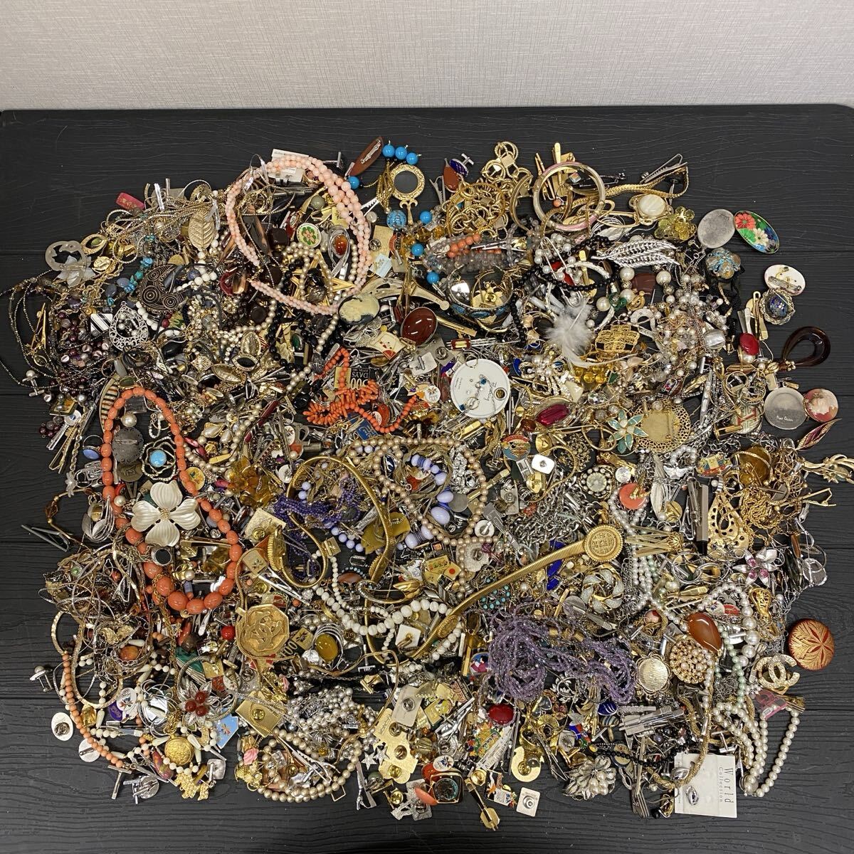 【S3/2KM12】 イミテーション アクセサリー まとめ 総重量約8kg ネックレス イヤリング ブローチ ブレスレット カフス タイピン など