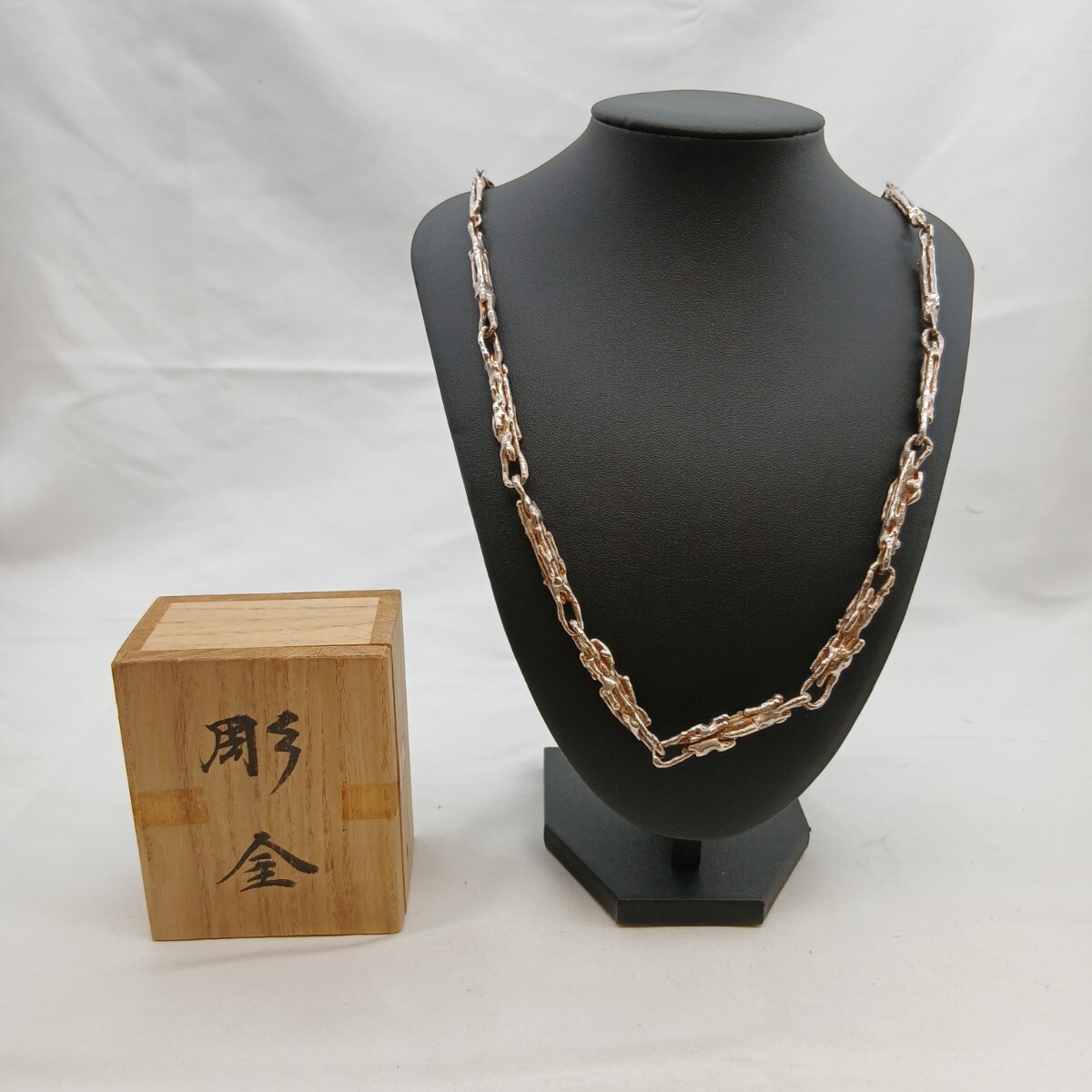 【Q-1136】 純銀 彫金 ネックレス 89.4ｇ 小倉正雄 作 木箱入り シルバー アクセサリー