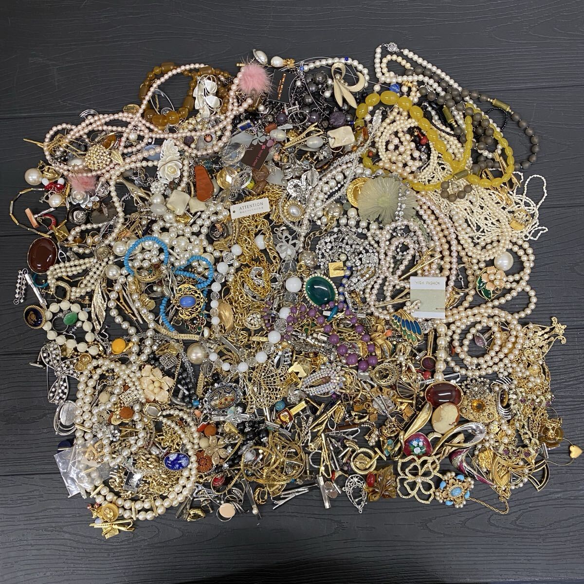 【S3/1HK3】 アクセサリー イミテーション まとめ 総重量約4.2kg ネックレス イヤリング ブローチ カフス タイピン など