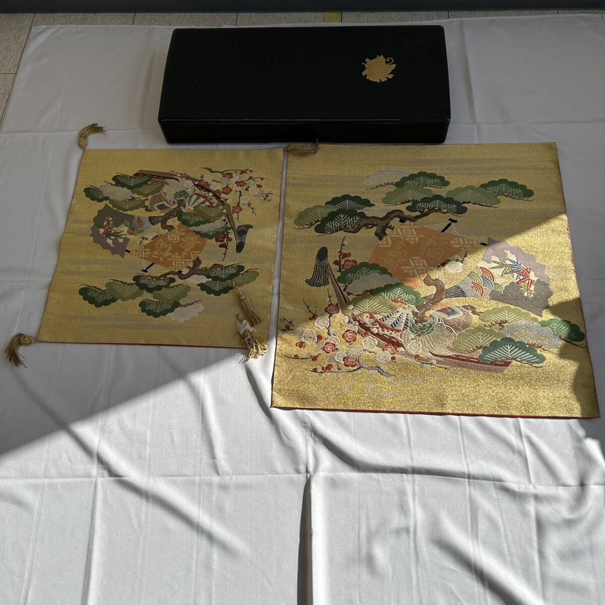 【YH-5275】長期保管品 亀 袱紗 掛けふくさ 刺繍 金 糸 赤 大小 各1枚 合計 2枚 箱付き サイズ 大 約70㎝×70㎝ 小 約54㎝×54㎝