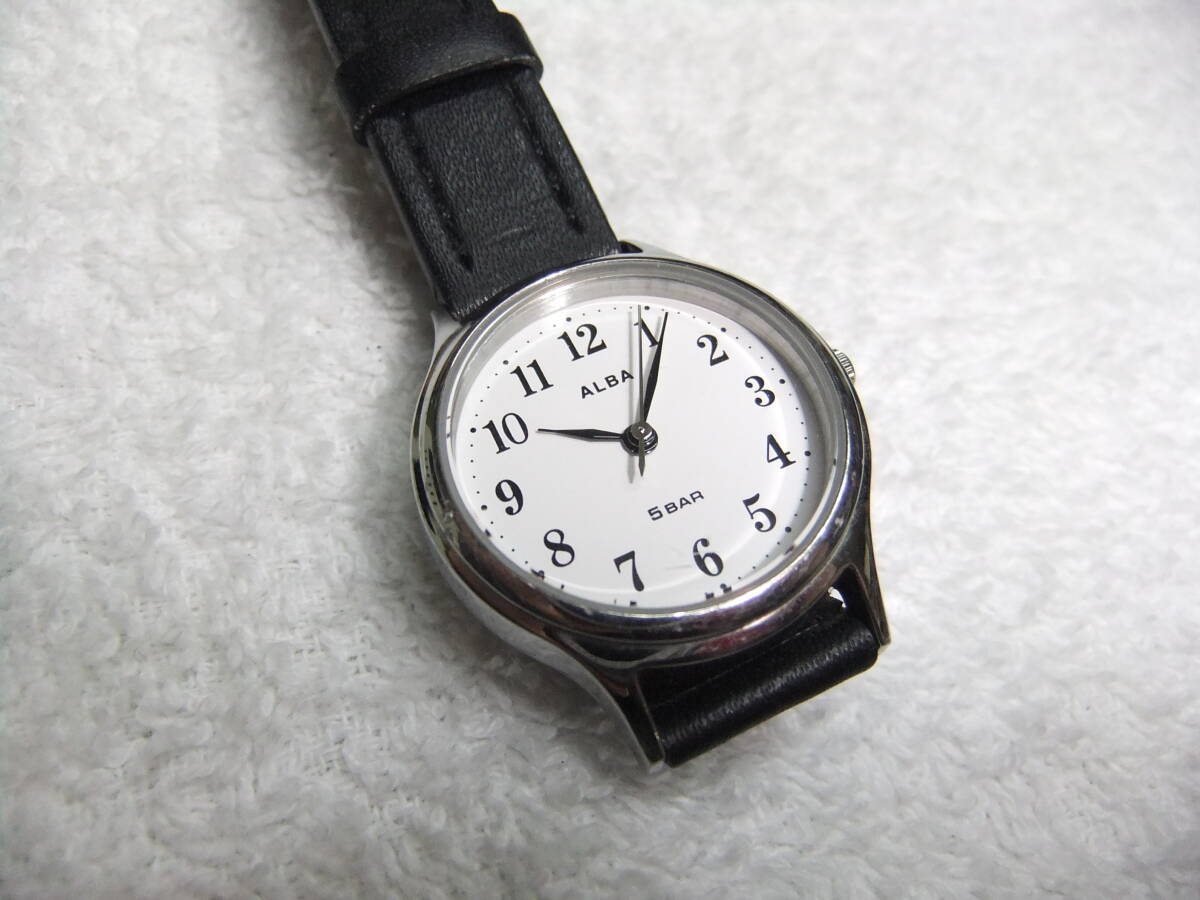 て23G SEIKO セイコー ALBA VJ21-KXV0 銀 シルバー 腕時計 クォーツ QUARTZ 3針 白文字盤 蛇腹ベルト 送料185円