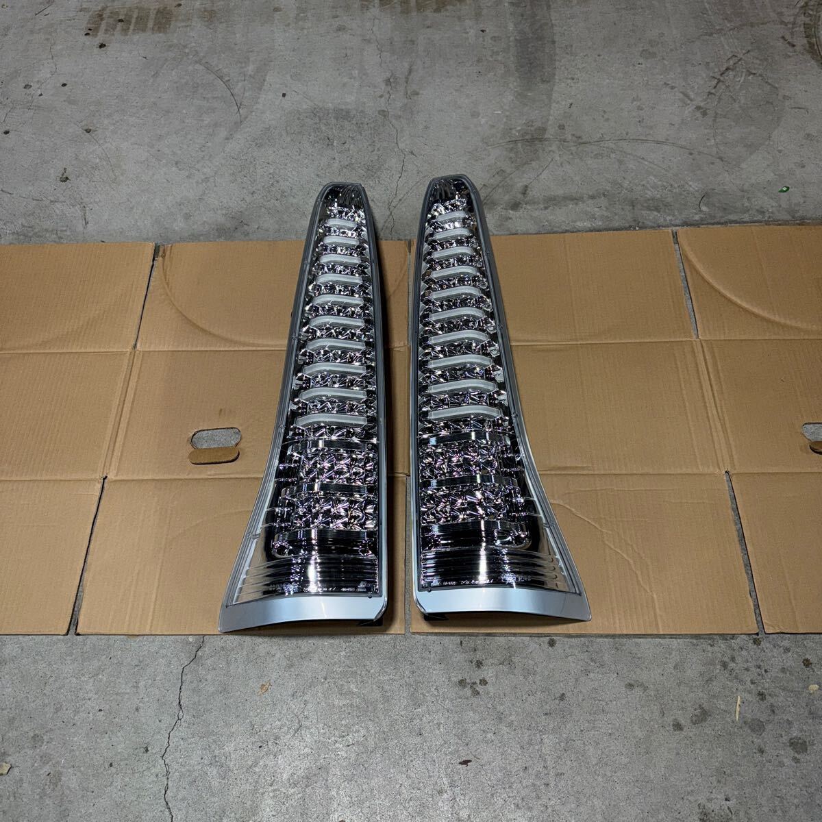 ヴァレンティ C26 セレナ テールランプ ジュエルLED クリア/クローム 左右セット 新品未使用 VALENTI 60-1371-C 社外 テールライト