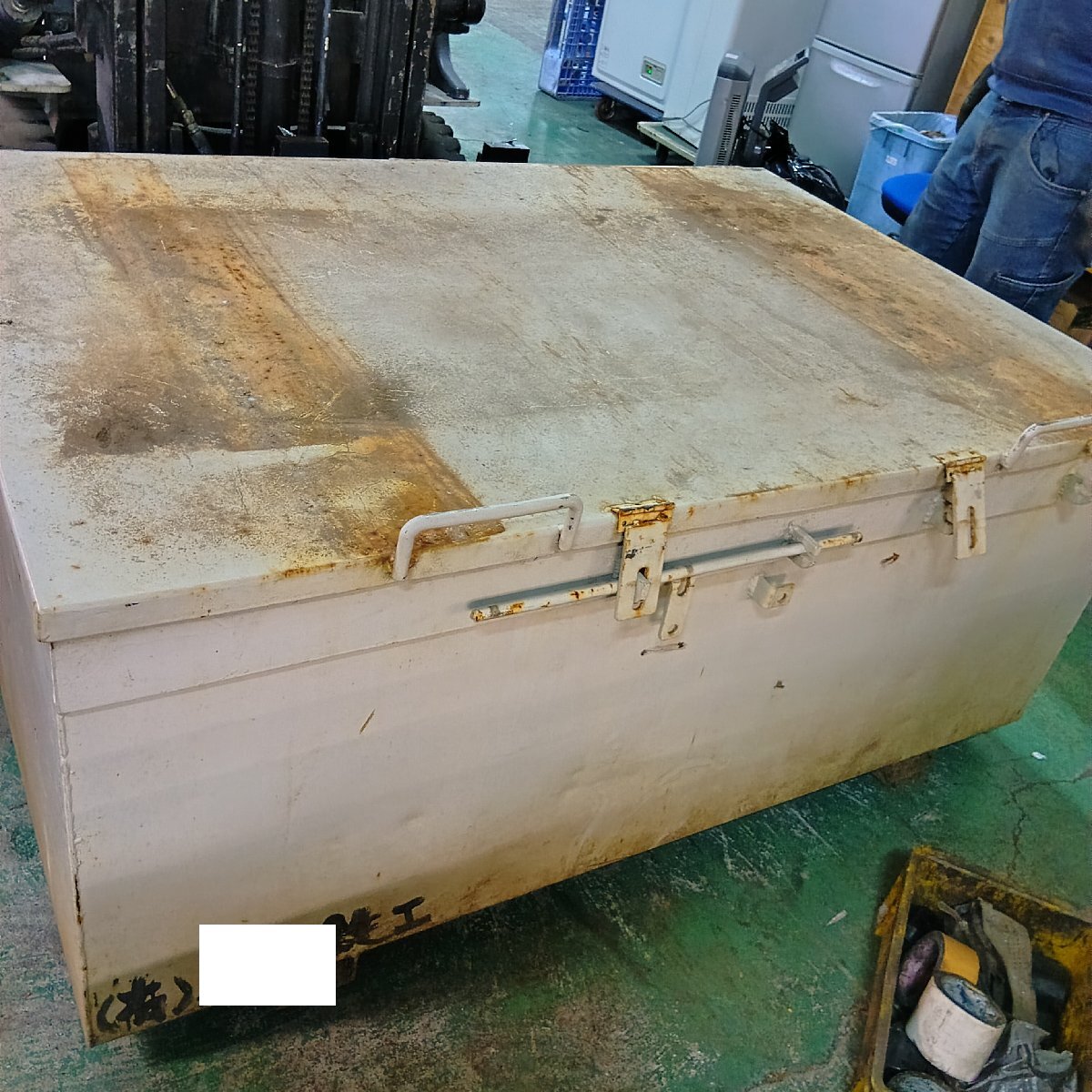 引-A061 ♪BH 大阪 引取限定 金属製 大型のツールボックス 工具箱 鉄製保管箱 リフト差し込み口付き 1020×1520　H660 中古