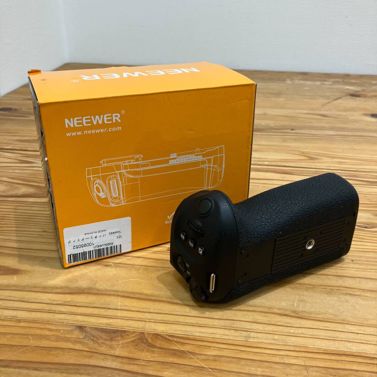 7-69【八】☆1円スタート☆NEEWER バッテリーグリップ Panasonic G9対応？ カメラアクセサリー カメラ周辺機器