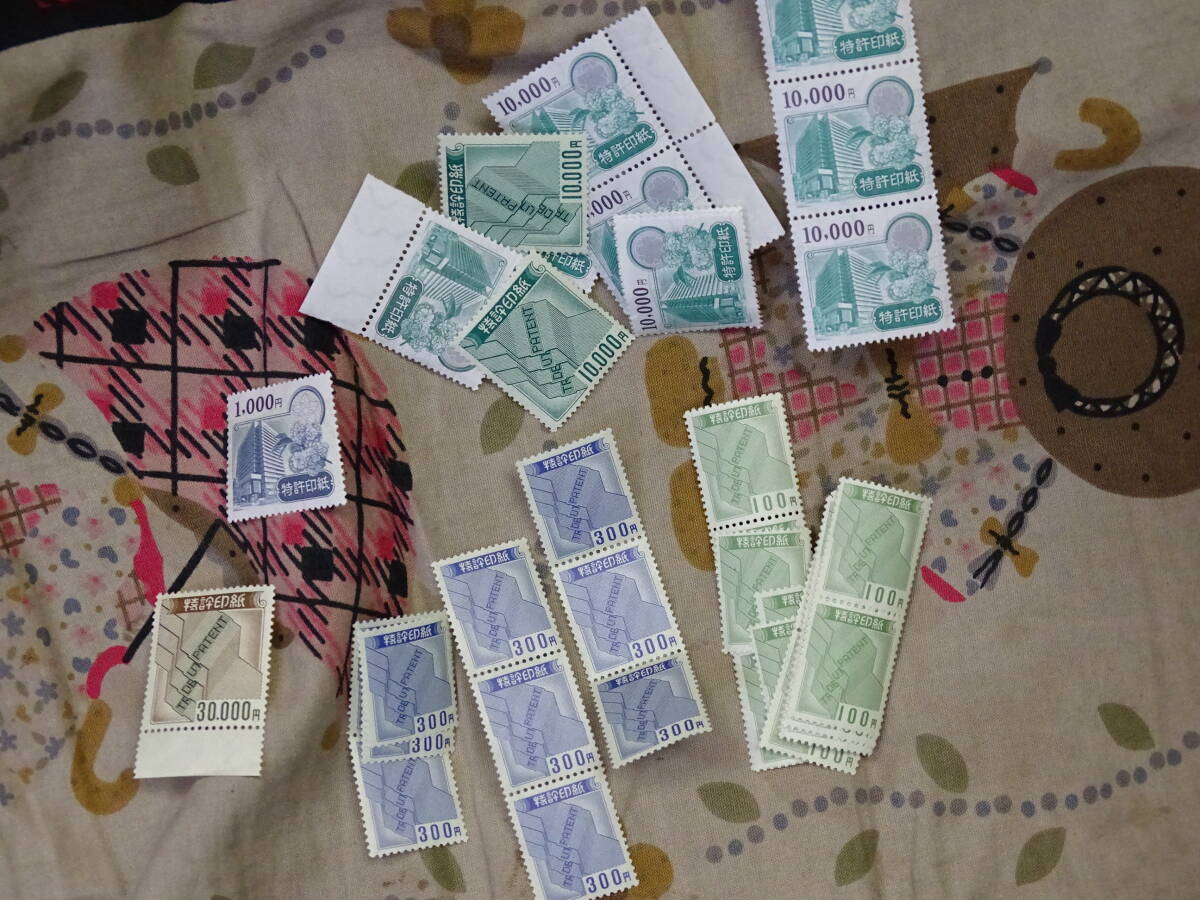 特許印紙 145900円分　30000円1枚　10000円11枚　1000円1枚　300円10枚　100円19枚　未使用　のり付き