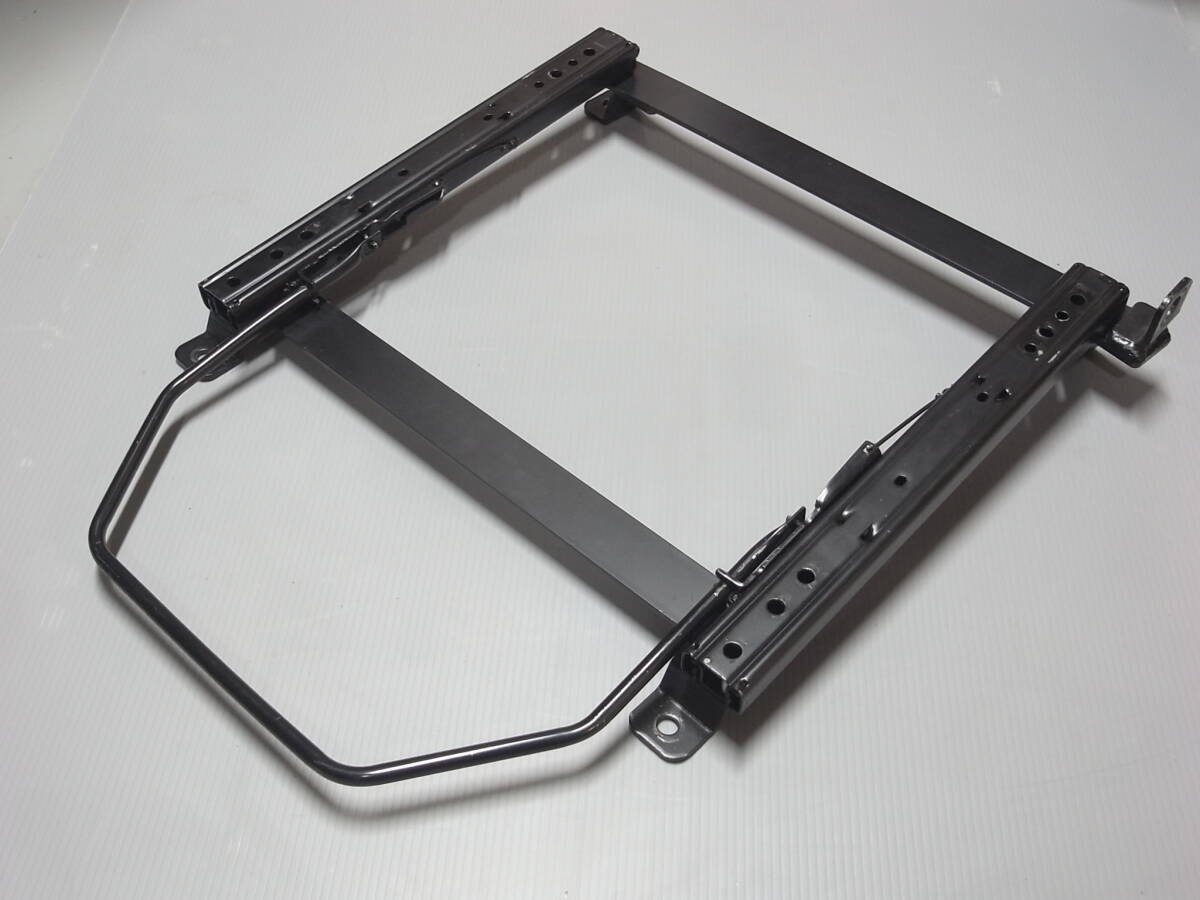 スイフト（ZC11S/ZD11S/ZC21S/ZD21S）■BRIDE ブリッド シートレール 右側RH 運転席■底止め セミバケ用