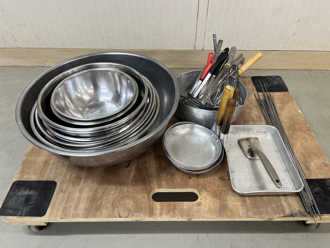 調理器具山 ボウル ミートハンマー グリル串 アルミ鍋 親子鍋　業務用 厨房機器 飲食店 キッチン 中古 現状 L-32 
