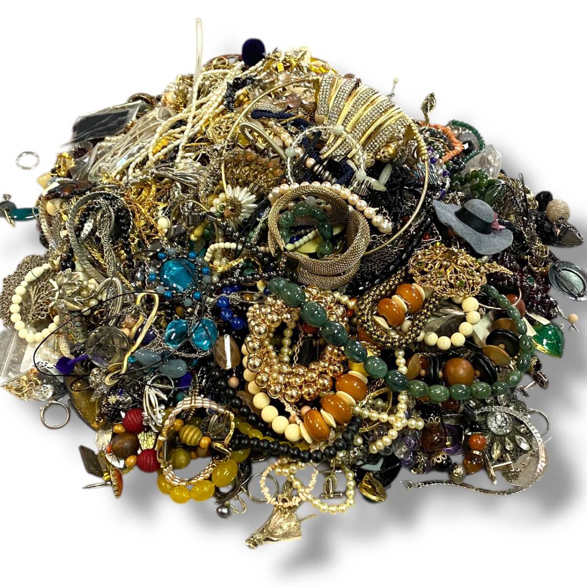 [100/D3-29/OK0] アクセサリー大量まとめ 約12.8kg イミテーション ブローチ イヤリング ネックレス タイピン カフス等々 状態様々