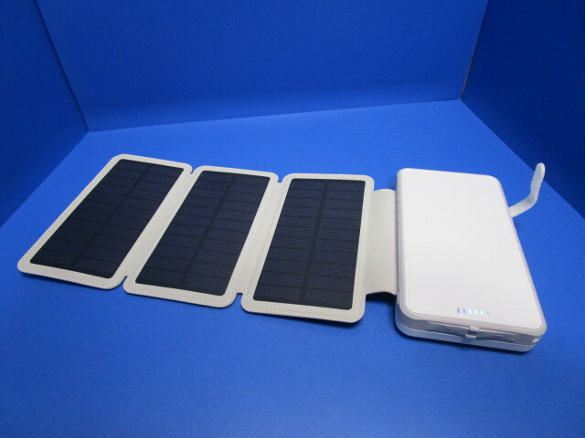 モバイルバッテリー ソーラーチャージャー ソーラー充電器 PSE適合品 16000mAh大容量 LEDライト付 防水 ホワイト 防災 ★ ｄ