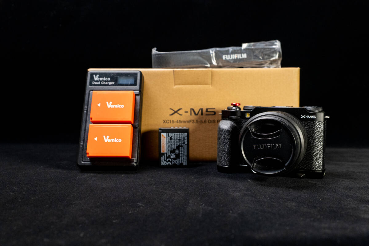 FUJIFILM X-M5-B XC15-45mmレンズキット 社外製グリップ等付属