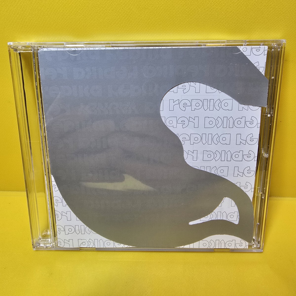 新品ケース交換済み　「replica」Vaundy