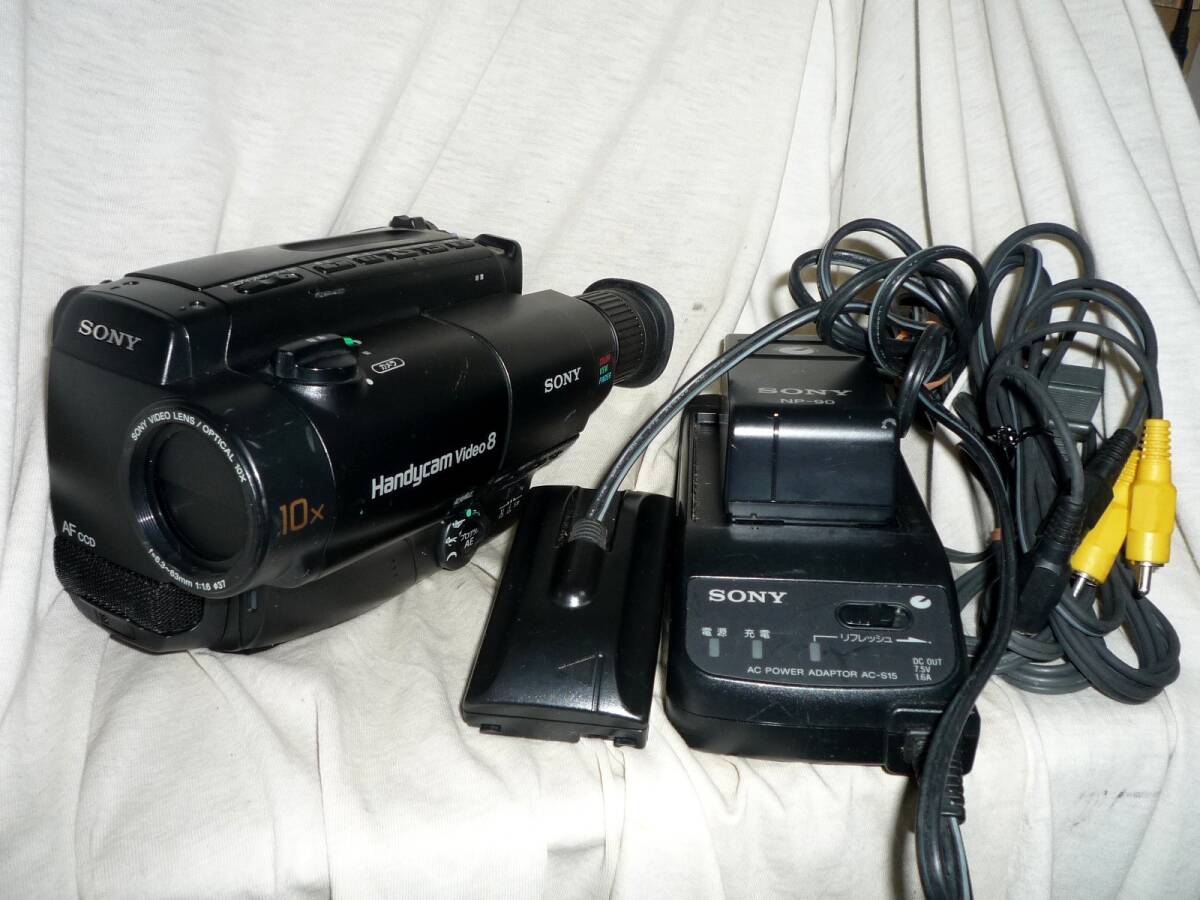 ソニー 8ミリビデオカメラ CCD-TR250(バッテリー、ACパワーアダプタ、AVケーブル付)動作品・ファインダー故障