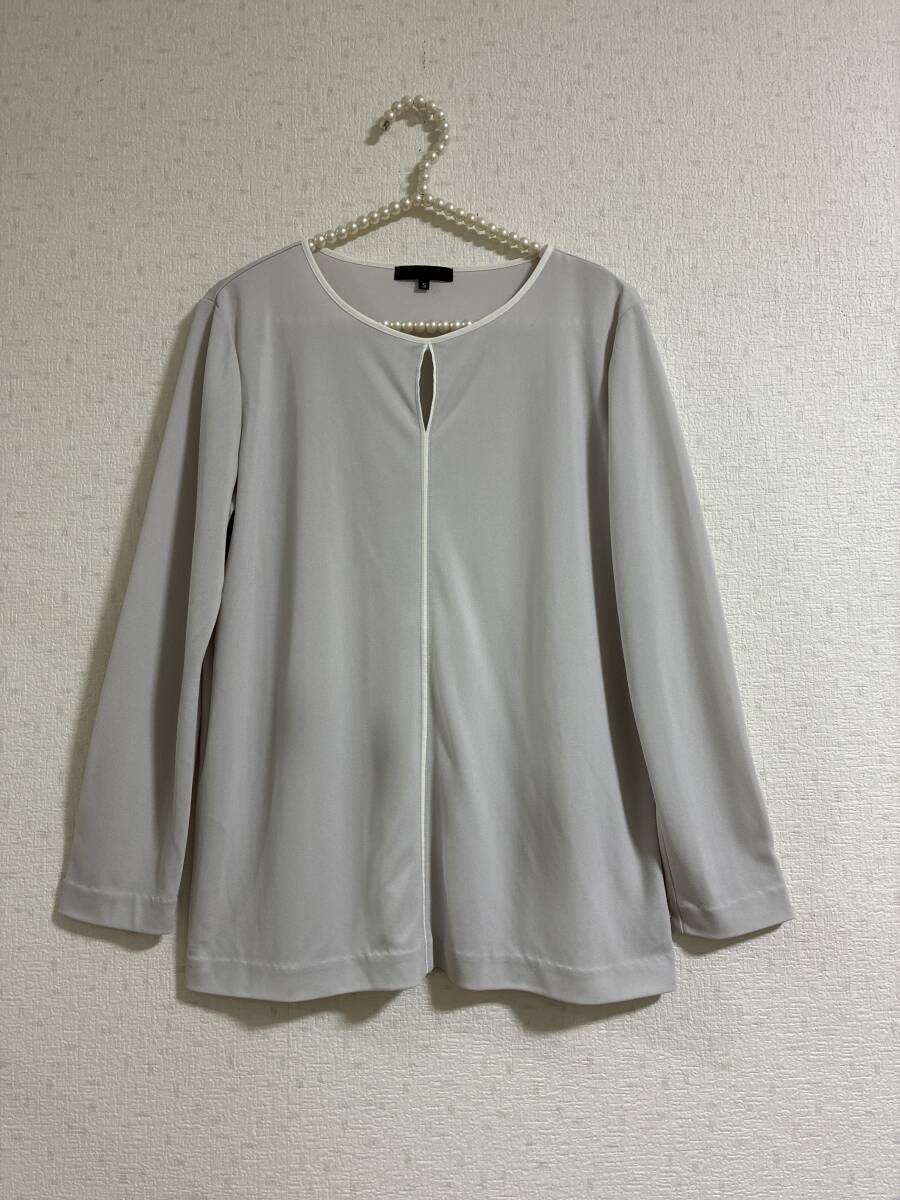 iCB☆前側のデザイン・首部分から前側部分の白色がポイントで上品なトップス☆美品