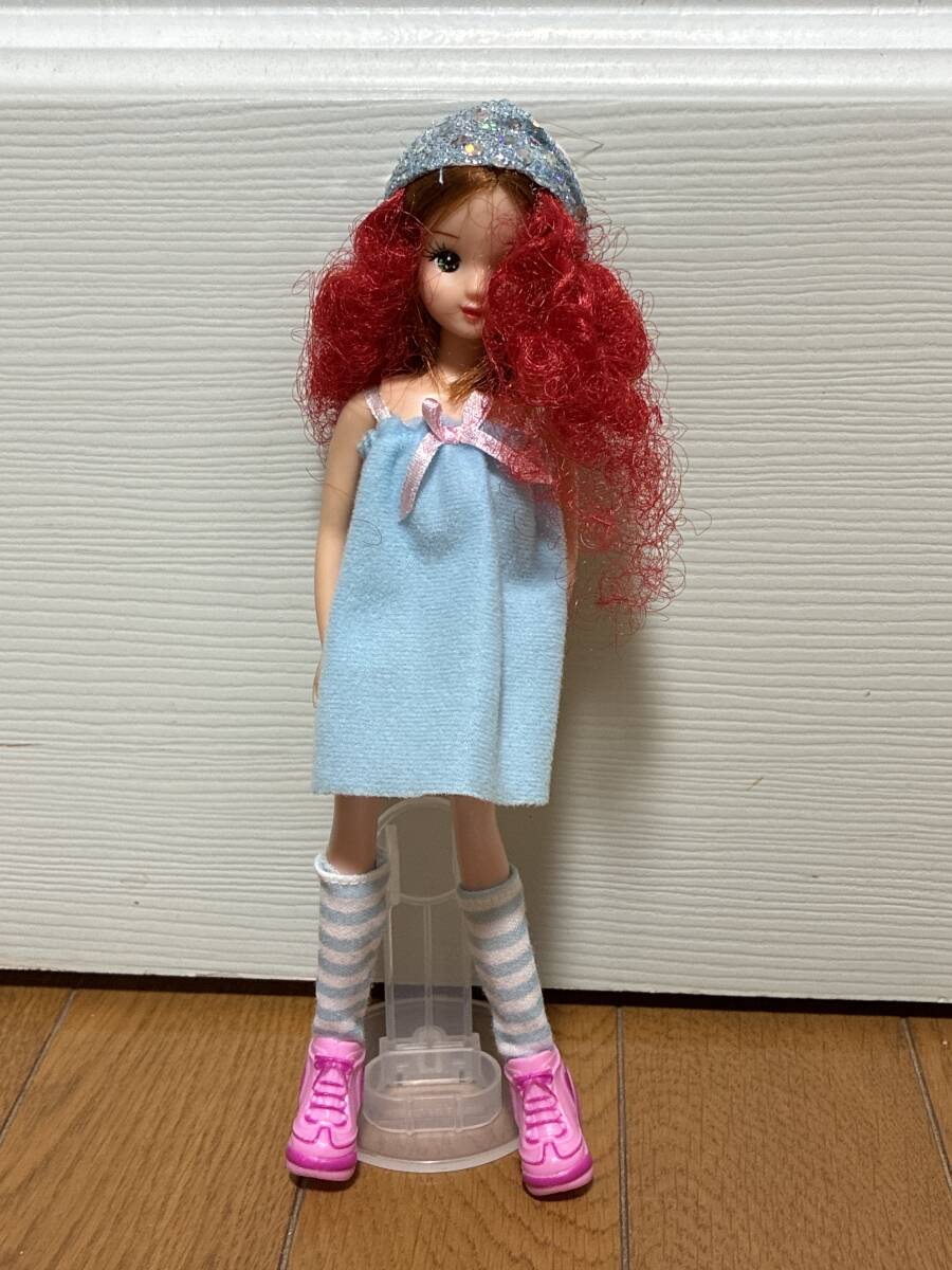 リカちゃん☆赤色の可愛いカーリーヘアーに可愛い洋服・可愛い帽子のリカちゃん