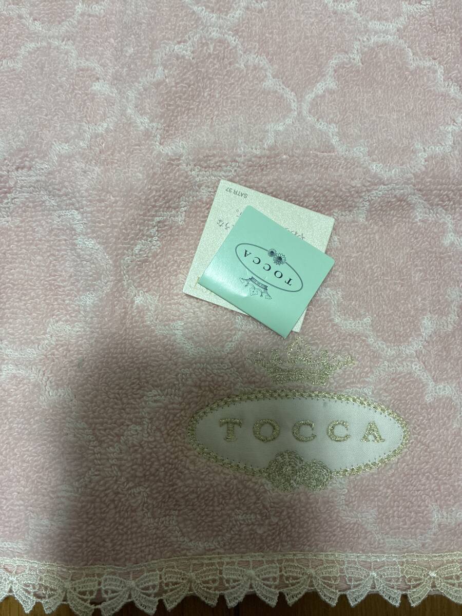 TOCCA☆可愛いリボンの縁・トッカの刺繍が可愛いピンク色のタオルハンカチ☆新品