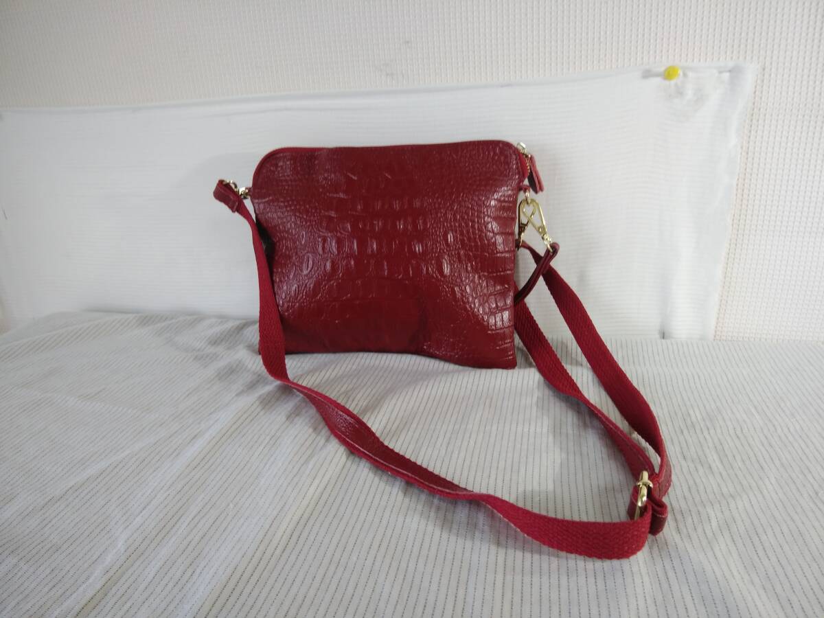 ★未使用品★6M4314E★ショルダ-バッグ★ ラズベリーレッド系　クロコ型押し牛革　メンズ＆レディース