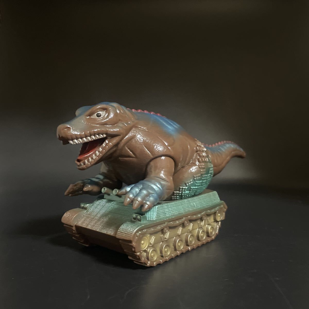 円谷コミュニケーションズ 怪獣郷 恐竜戦車 ソフビ 1999 日本製 ウルトラセブン 円谷プロ フィギュア 怪獣ソフビ