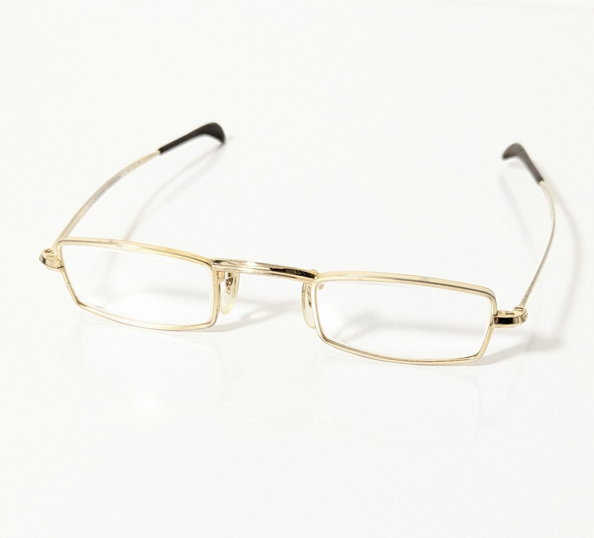 《 KANDA 》カンダオプティカル　老眼鏡 シニアメガネ　リーディンググラス　ゴールドカラー　昭和レトロ　持ち運び便利　コンパクトサイズ