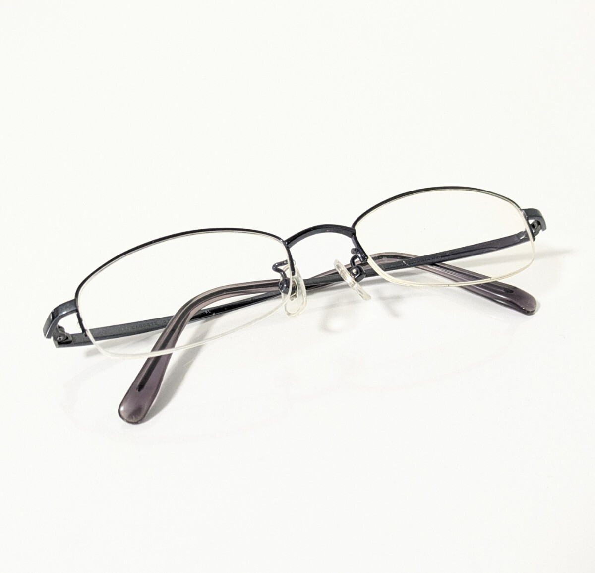 《 LACOSTE 》ラコステ スーツに合う眼鏡 ビジネスメガネ　オーバル型 ガンメタルネイビー　美品　仕事 学業 フォーマル　男女兼用　