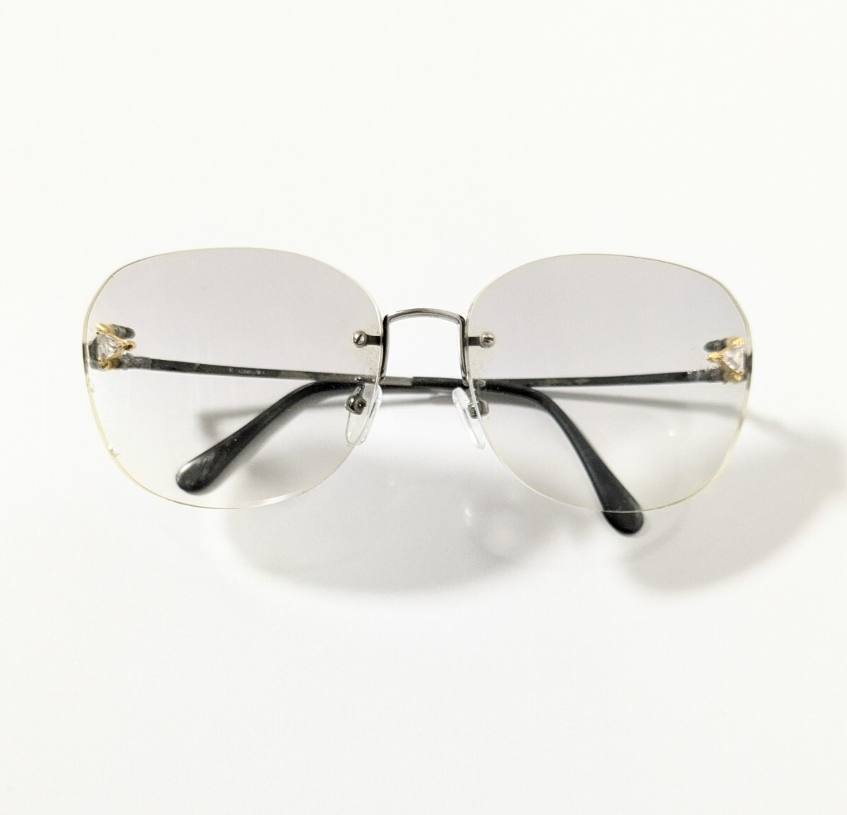 《リムレス》《Roberta di Camerino》縁なし スリーポイント 度入りメガネ お洒落眼鏡　メタルフレーム ビジュー装飾付き　ガンメタリック 