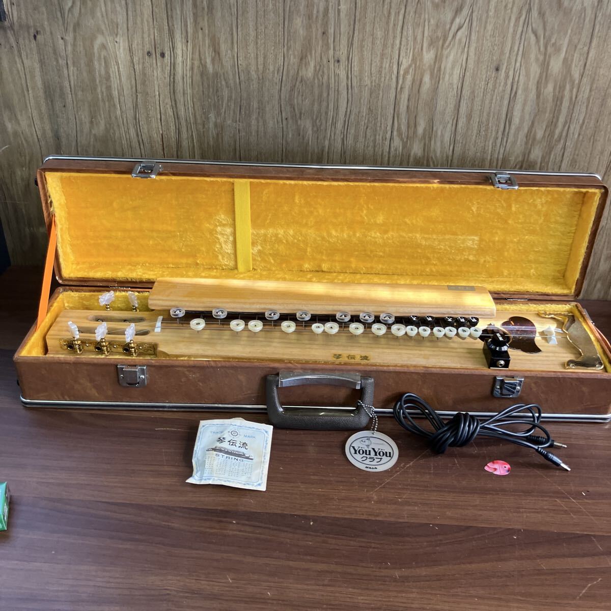 大正琴 琴伝流 敷島 木製 ハードケース付 和楽器 弦楽器 演奏 練習 木目 27鍵 レトロ感
