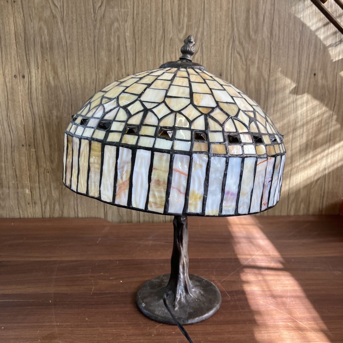 ステンドガラス ルームライト インテリア 幾何学的 デザイン 花柄 照明 テーブルランプ