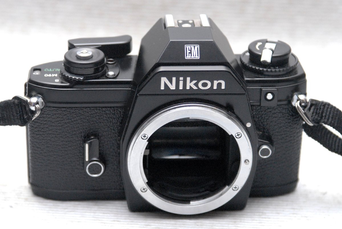 （綺麗）Nikon ニコン 人気の高級一眼レフカメラ EM ボディ 希少な作動品 （腐食無し）