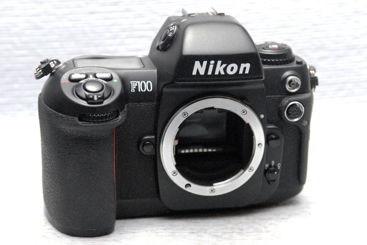 （綺麗）Nikon ニコン 人気のオートフォーカス高級一眼レフカメラ F100ボディ 希少・作動品ですが （腐食無し）