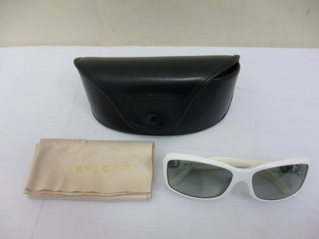【M45758】BVLGARI ブルガリ サングラス 8021-B 740/11 56□15 ホワイトフレーム ラインストーン イタリア製 ケース付　