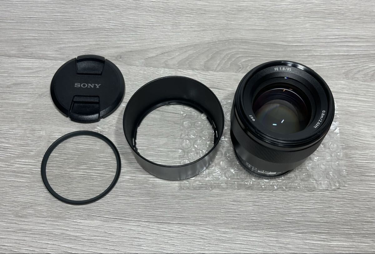 ★ k.927 SONY ソニー FE 1.8/85 φ67 SEL85F18 Eマウント 一眼 カメラ 大口径 中望遠 単焦点レンズ ALC-SH150 フード付 動作確認済み ★
