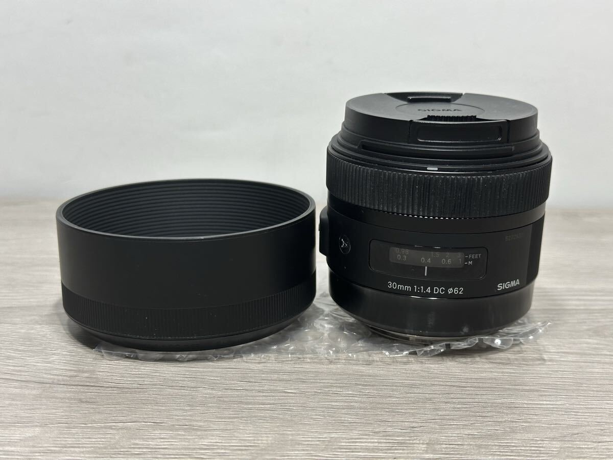 ★ k.922 SIGMA シグマ 30mm 1:1.4 DC φ62 キヤノン EFマウント 一眼 カメラ 大口径 レンズ LH686−01 レンズフード付 動作確認済み ★ 