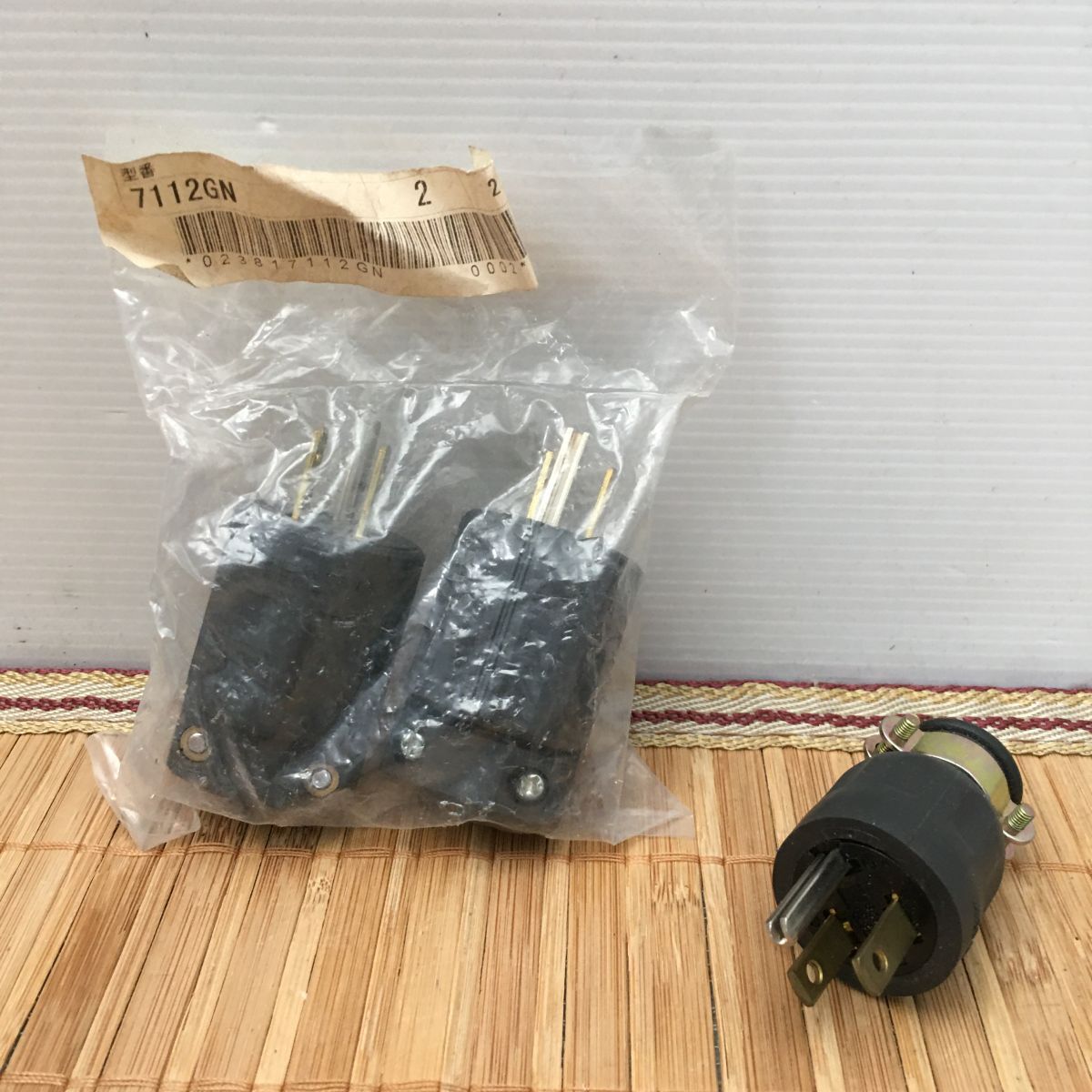 管壱N 【まとめて】未使用未開封 アメリカン電機 平刃形コンセント2種 7112GN×2個＋ゴムカバープラグ(型番不明)