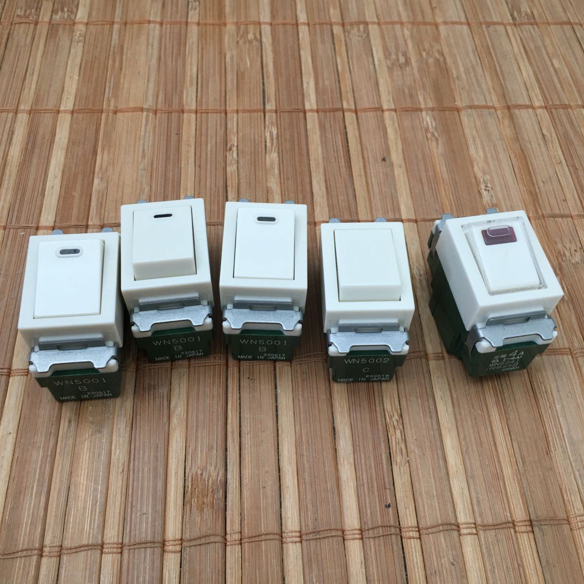 管壱Ｐ【まとめて】Panasonic スイッチ3種 合計5個セット WN5001×3個 WN5002×1個 WN5241×1個 電気材料 電設資材 部品 パーツ