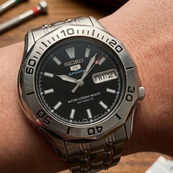 【セイコー 5スポーツ/稼動品/2017年8月製造】SEIKO 5 SPORTS 7S26B-01G0 自動巻き 23石 デイデイト 裏スケ 黒文字盤　メンズ腕時計