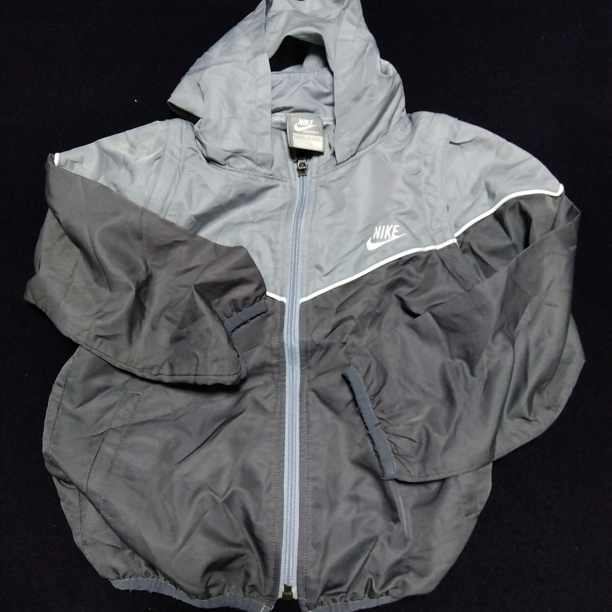 【送料無料】 NIKE キッズ ウィンドブレーカー 110 ウインドブレーカー 防寒 ジュニア ナイキ グレー スポーツ 子供服 上着 110-12