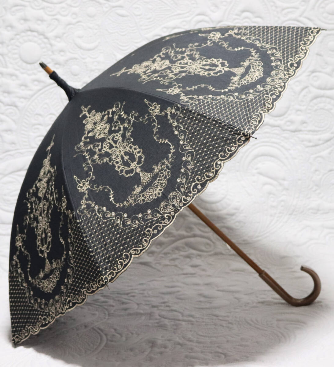新品【晴雨兼用 長傘】繊細 高級感 豪華刺繍 木製 雨傘 日傘 黒 v7276