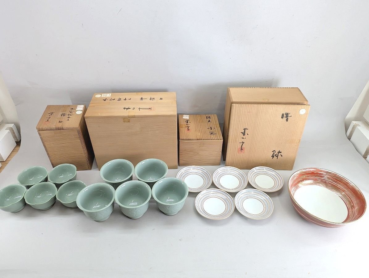 宮永東山 青瓷牡丹紋 曙 弦文 酒器・食器 まとめ 木箱入り 保管品[03-7862