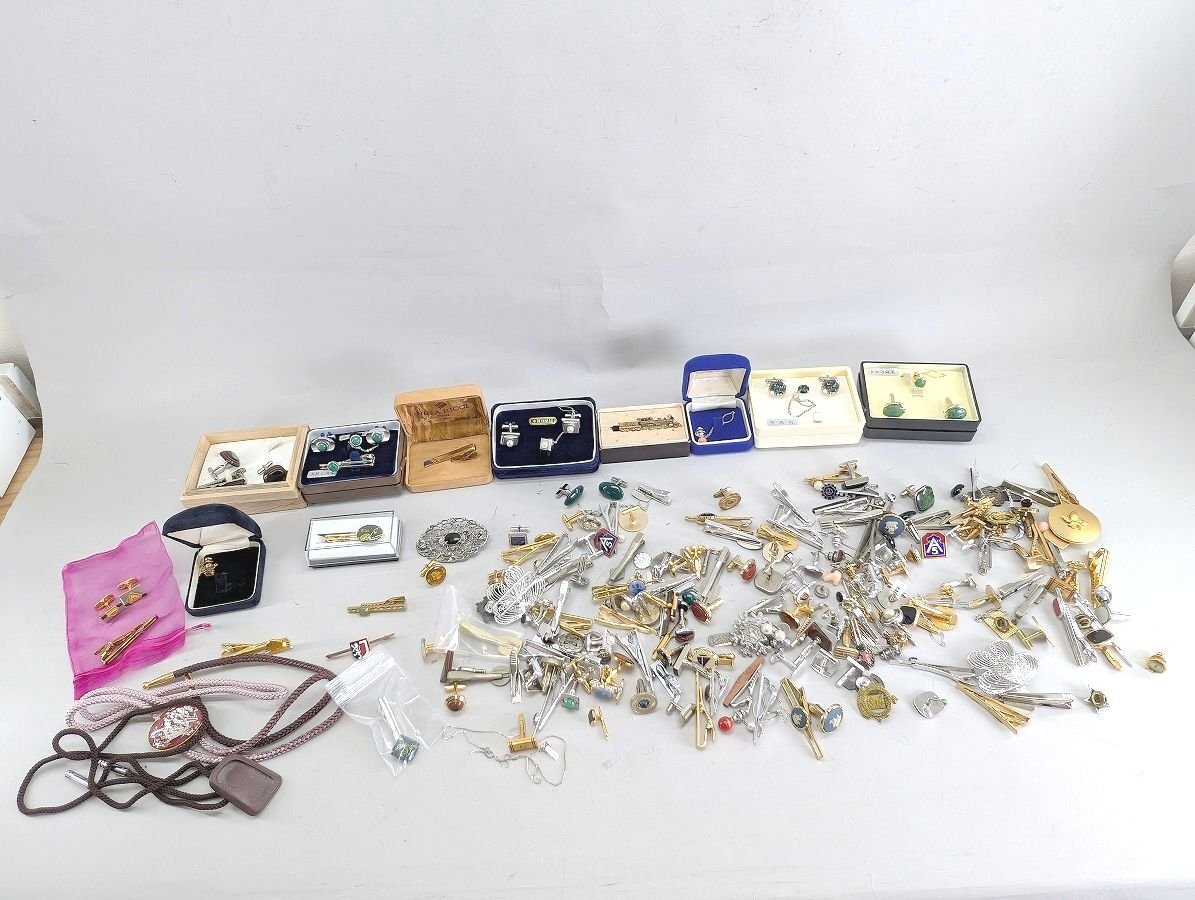 ジャンク SV925刻印含 メッキ ブランド ジバンシィ イヴサンローラン等 珊瑚等 カフス タイピン 小物まとめ 総重量 約1.9kg[03-7872