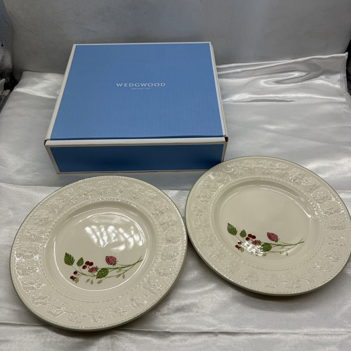 【美品】WEDGWOOD ウェッジウッド FESTIVITY RASPBERRY プレート 2枚セット 約20.5cm 箱付 フェスティビティ ラズベリー 英国製 食器 u2307