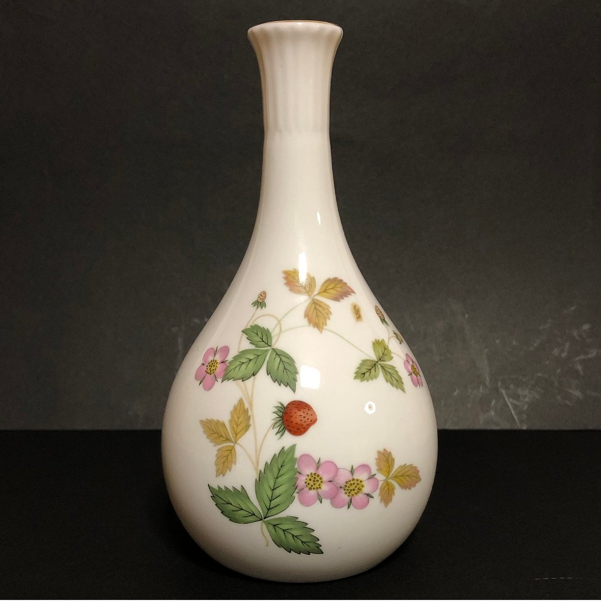 ★WEDGEWOOD BoneChina WILD STRAWBERRY Vase ウェッジウッド ワイルドストロベリー 花瓶 ★PSJI070
