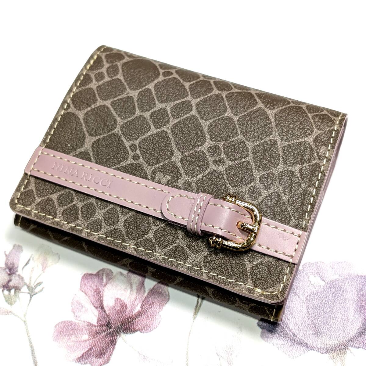 ■【美品】NINA RICCI ニナリッチ 三つ折り 財布 コンパクトウォレット 総柄 ブライン×ピンク系 レディース 女性用 小銭入れ 札入れ