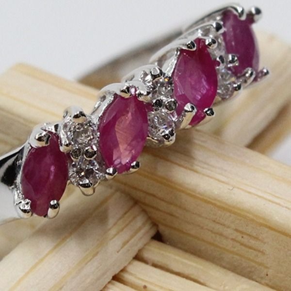 天然ルビーエンゲージリング、2*4 mm*4 個、ナチュラル　□Co6285