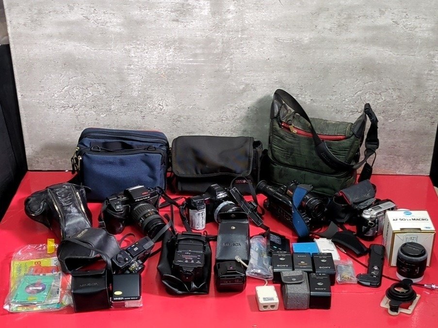 1円～　コンパクトデジタルカメラ　一眼レフフィルムカメラ　ビデオカメラ　ストロボ　カメラケース　等　色々　約9kg　まとめ売り　現状品