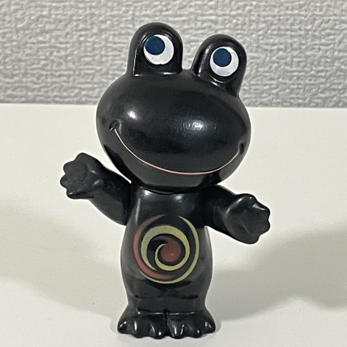 コルゲンコーワ　ケロちゃん　ソフビ人形　黒バージョン　お腹に渦巻き模様　希少　/63-3-M