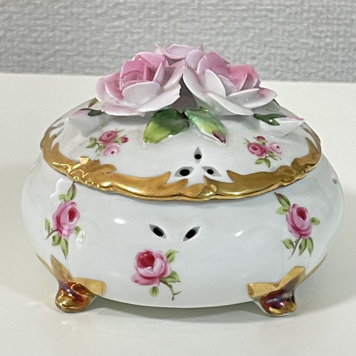ROYAL ARDEN　バラの装飾　小物入れ　白い陶器　四足付き　/63-3-D