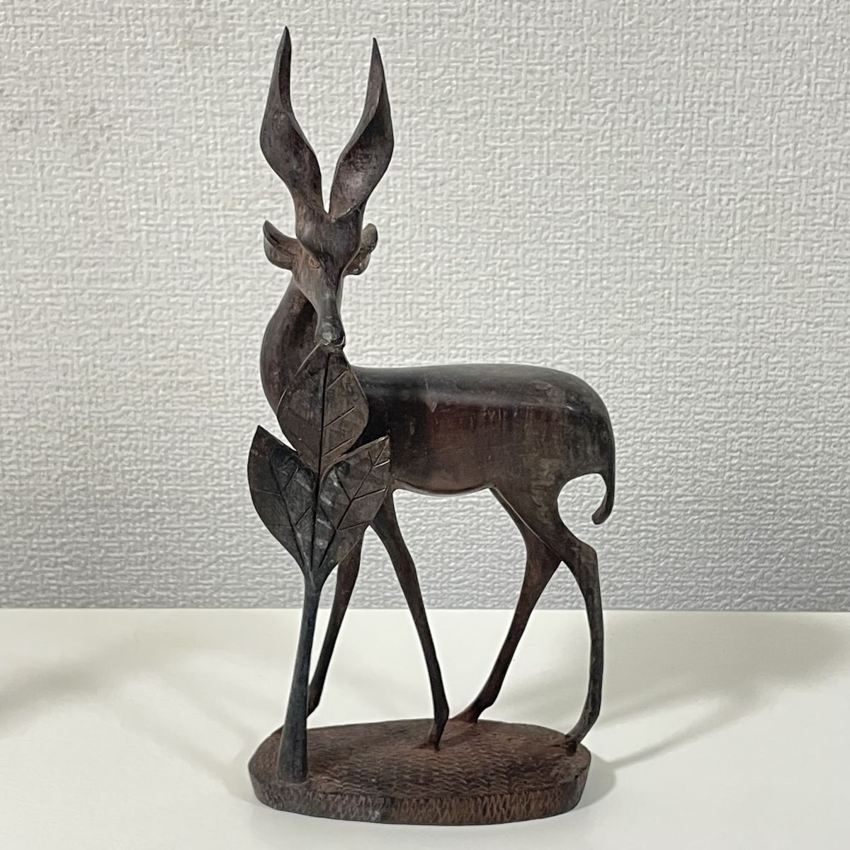 アフリカ　美術品　アンテロープ　ガゼル　木彫りの彫刻　黒色　/63-4-M