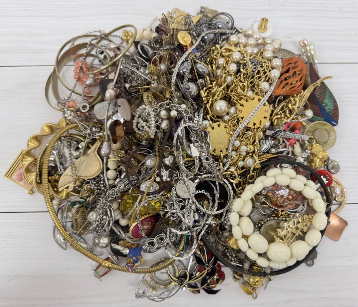 1円~ アクセサリー まとめ 約2キロ指輪 リング ネックレス イヤリング ブローチ タイピン カフス パール ジュエリー イミテーション【S1】